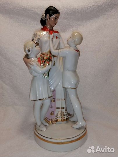 Статуэтка Индира Ганди с пионерами