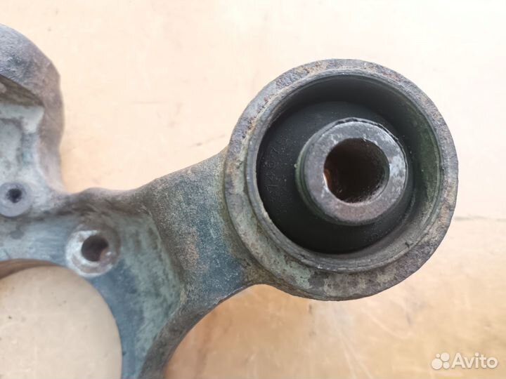 Кулак поворотный задний левый Montero III 2001 г