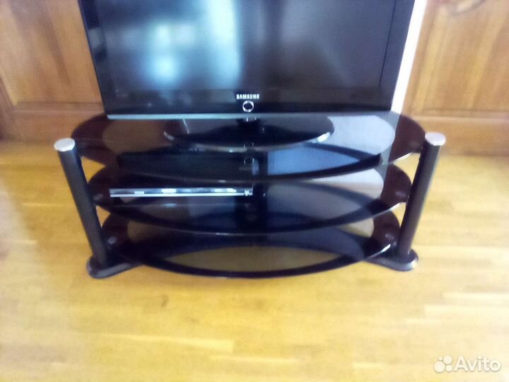Стеклянная подставка под телевизор