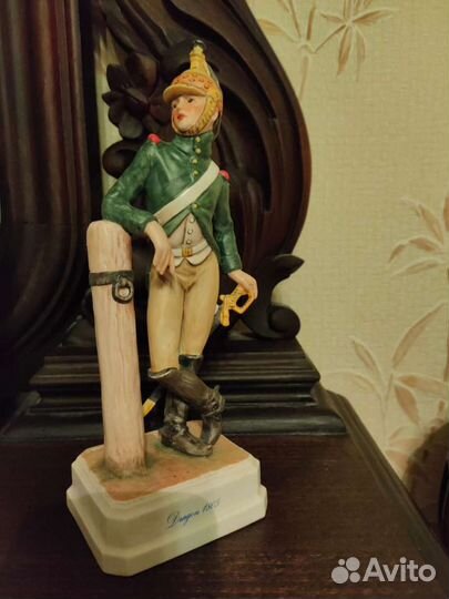 Статуэтка фарфор