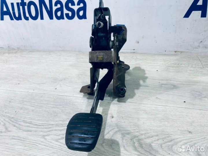 Педаль тормоза Renault Logan 2 седан K7M 2017