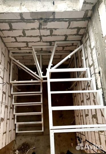 Облицовка лестничного металлокаркаса деревом