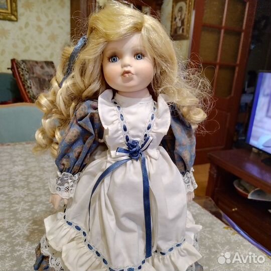 Кукла фарфоровая. Коллекционная