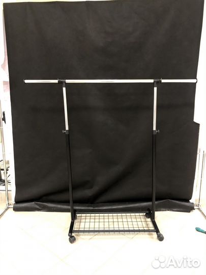 Вешало для одежды на колесиках с сетчатым поддоном