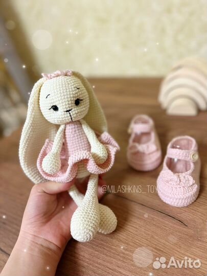 Заяц игрушка и пинетки