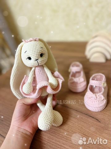 Заяц игрушка и пинетки