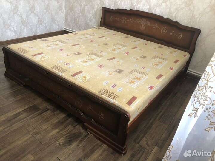 Кровать с матрасом бу из массива