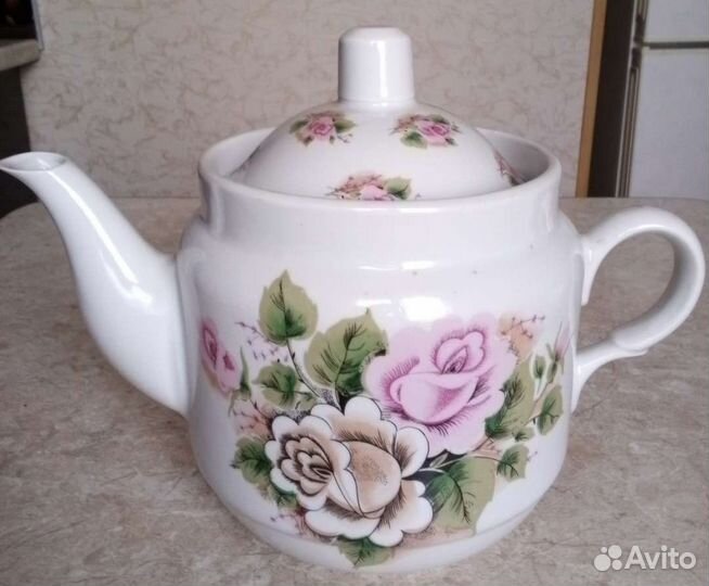 Набор чайник и блюдо из фарфора