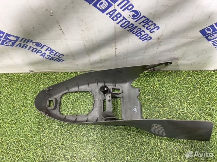 Консоль между сидений Renault Symbol седан 1.4