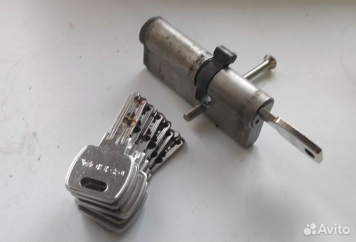 Вставка в замок дверной