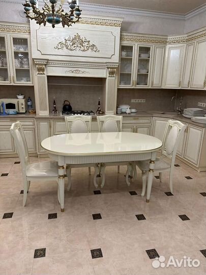 Стол и стулья