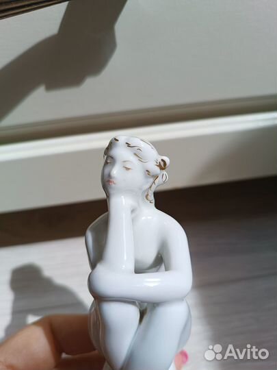 Статуэтка фарфоровая На пляже Купальщица лфз