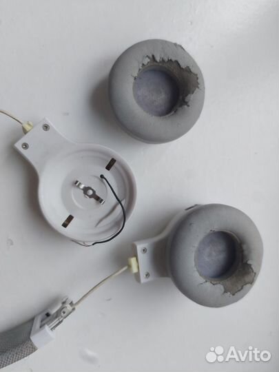 Сломанные наушники JBL