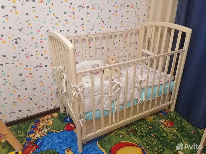 Детская кроватка с продольным маятником