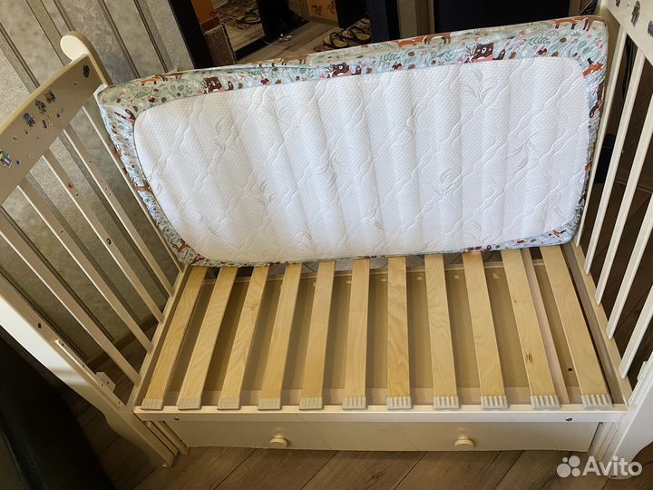Детская кроватка с маятником