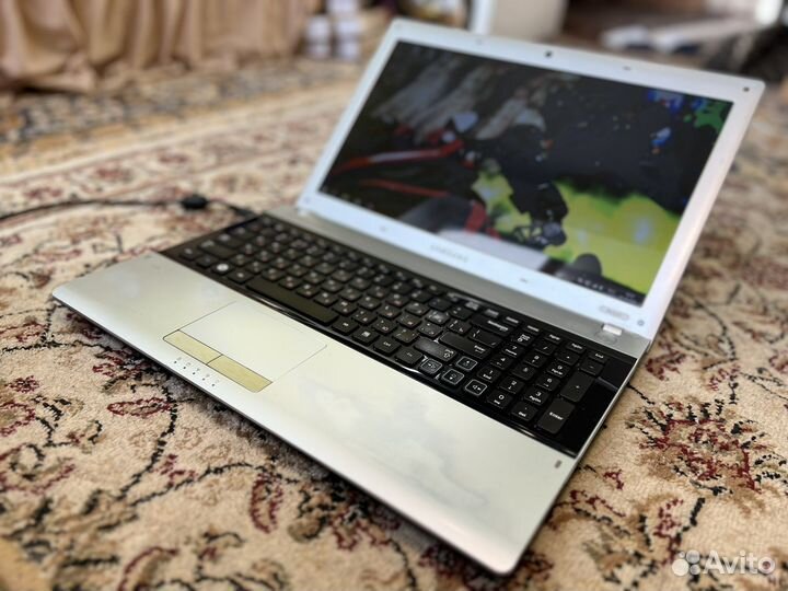 Игровой Ноутбук Samsung core i3/GeForce GT 520m