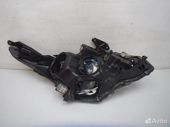 Фара левая Toyota Avensis