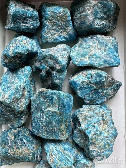 Натуральные камни голубые апатиты