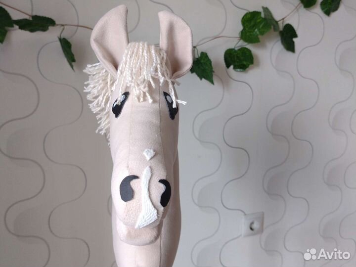 Изобелловый хоббихорс/ лошадка на палочке