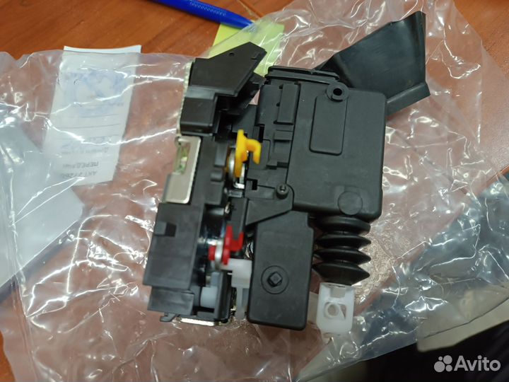 Замок двери передний левый largus logan