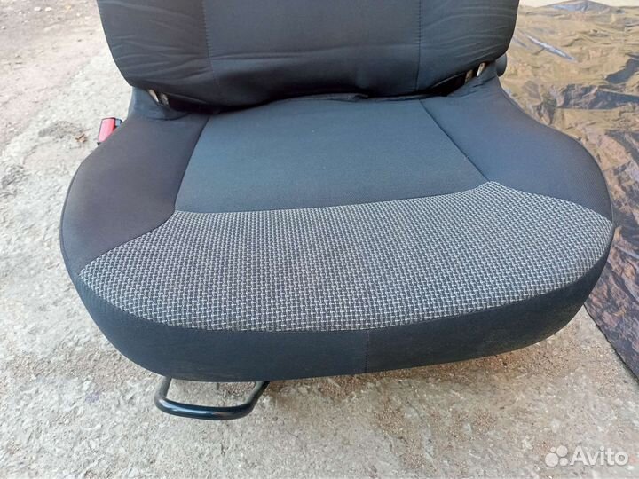Передние сиденья Renault Dokker