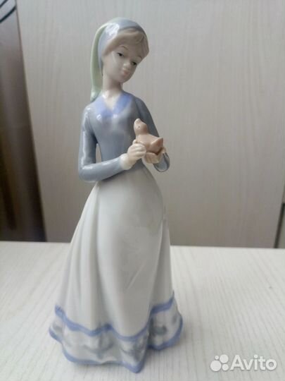 Статуэтка фарфор