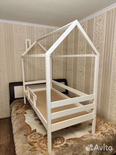 Детская кроватка с матрасом и бортиками