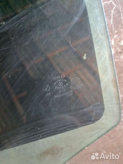 Стекло заднее правое на Nissan Fuga