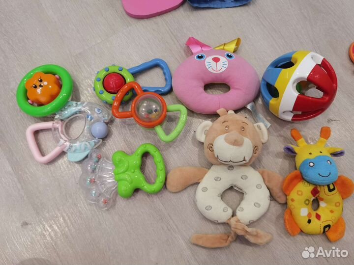 Фирменные развивающие игрушки подвески пакетом