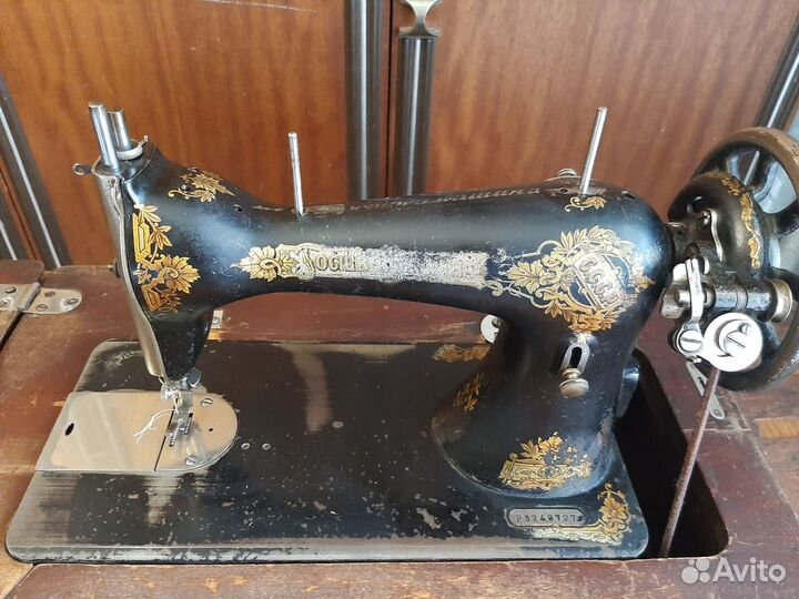 Антикварная швейная машинка на стальной станине