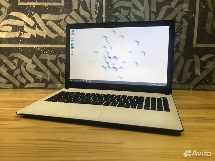 Белоснежный ноутбук Asus на SSD