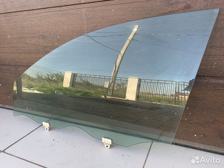 Стекло левое переднее j31