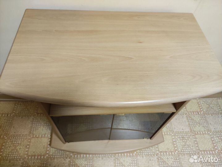 Тумба под телевизор с полочками и колесиками