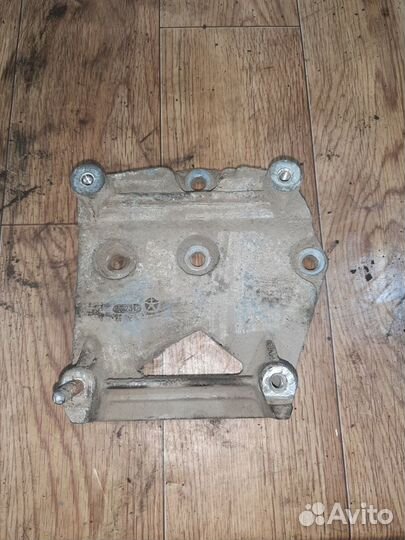 Кронштейн кондиционера Крайслер 2,4