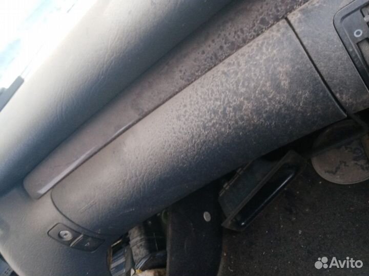 Подушка в торпедо Audi A8 D2