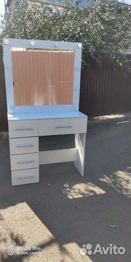 Туалетный столик с зеркалом и подсветкой