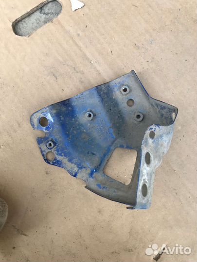 Geely coolray кронштейн крыла левый