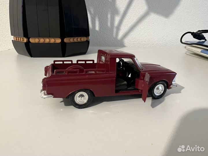 Модель автомобиля Москвич пикап (красный)