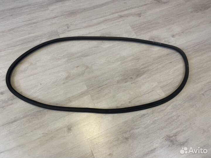 Уплотнитель дверного проема передний Cadillac Bls