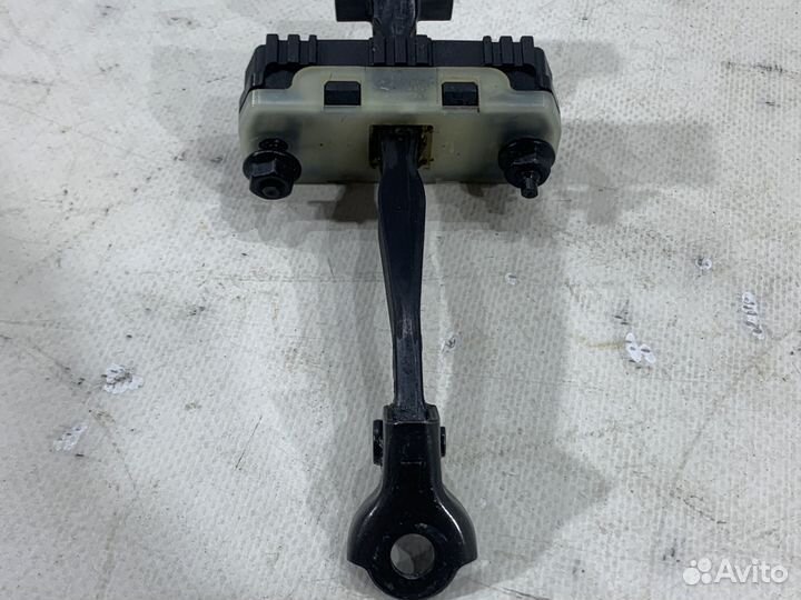 Ограничитель двери задний левый KIA K5 DL3