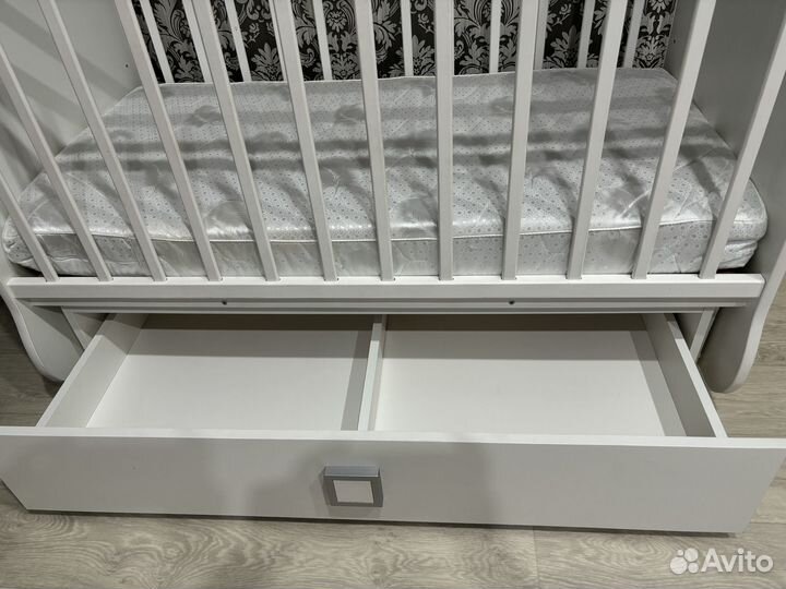 Детская кроватка с маятником и ящиком