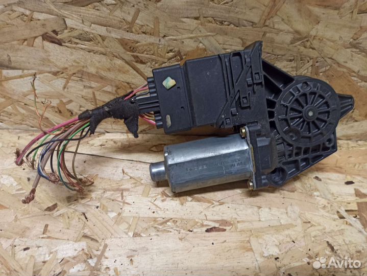 Моторчик подъемника заднего правого Passat B5