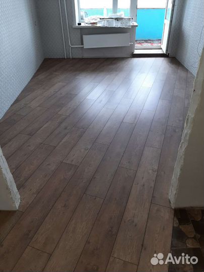 Укладка напольных покрытий, монтаж плинтусов