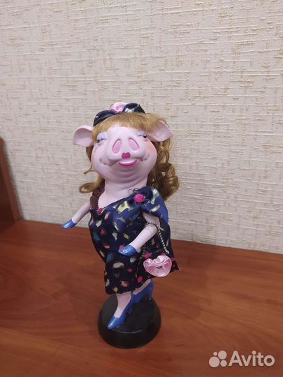 Статуэтка Свинка в платье