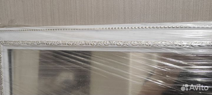 Зеркало в багетной раме белое с серебром