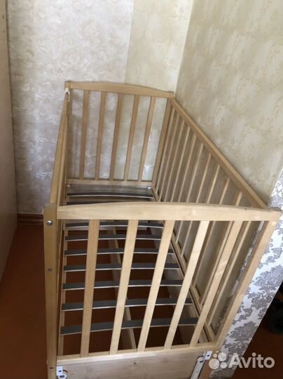 Детская кроватка с маятником