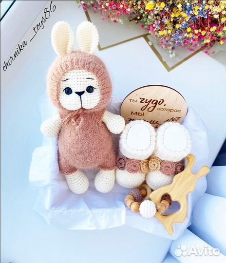 Бокс для новорожденных, пинетки, вязаный зайка