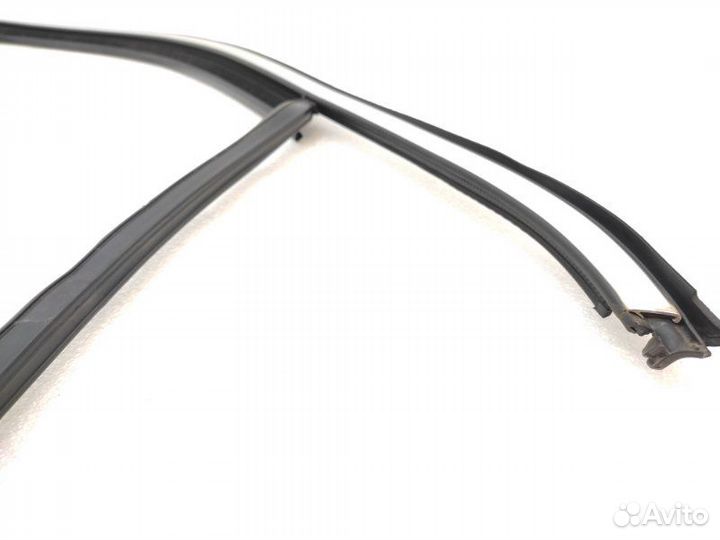 Уплотнитель стекла двери передний правый