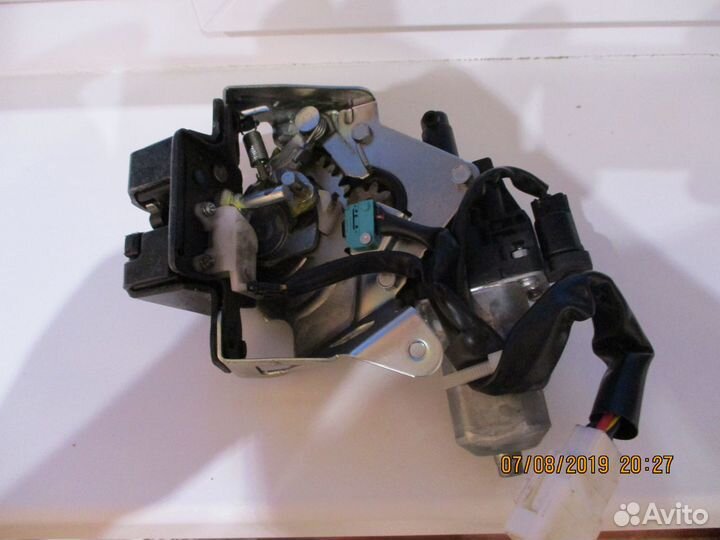 Замок крышки багаж. с доводчиком на тойота венза