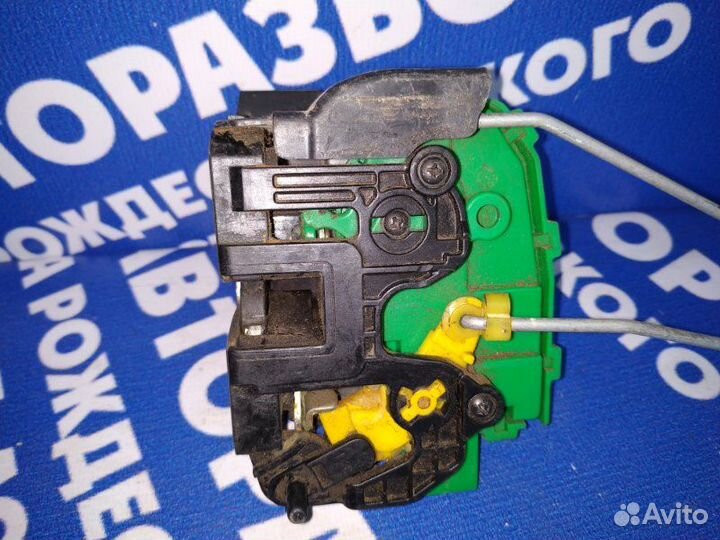 Передний правый замок двери Hyundai Solaris 1